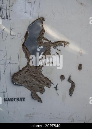 SZENTENDRE, HUNGARY - 08/28/2020: Portrait von Jeno Barcsay, ungarischer Maler, auf altem Gips gemacht. Straßenkunst Stockfoto