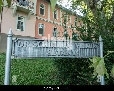 HEVIZ, UNGARN - 08/25/2020: Metallschild von Doktor Schulhof Vilmos Promenade in Heviz Spa Stockfoto