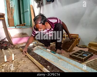 DISTRIKT KATNI, INDIEN - 08. JANUAR 2020: Ein indischer Holzkünstler, der Möbel in der Werkstatt macht. Stockfoto