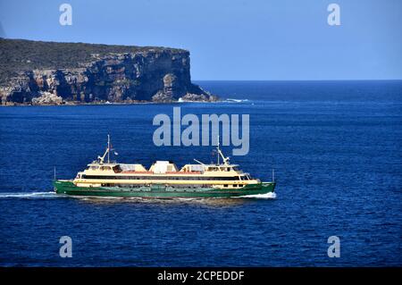 Die Manly Ferry geht auf dem Weg zum Circular Quay in Sydney, Australien, an North Head vorbei Stockfoto