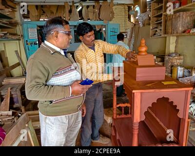 DISTRIKT KATNI, INDIEN - 08. JANUAR 2020: Indische Holzarbeiter, die Holztempel in der Werkstatt schaffen. Stockfoto