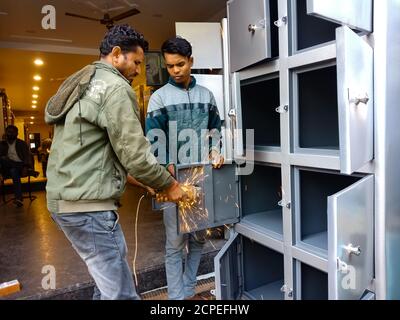 DISTRIKT KATNI, INDIEN - 08. JANUAR 2020: Ein indischer Arbeitsschrank in der Werkstatt. Stockfoto