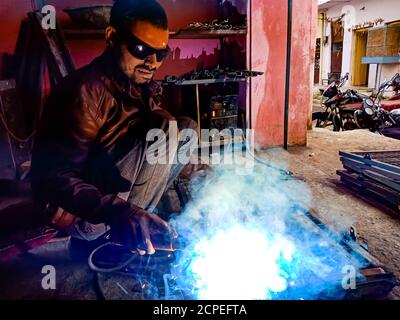 DISTRIKT KATNI, INDIEN - 08. JANUAR 2020: Ein indischer Schmied Schweißen auf Stahlkonstruktion. Stockfoto