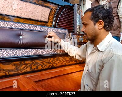 DISTRIKT KATNI, INDIEN - 08. JANUAR 2020: Eine indische Arbeitskraft, die in der Holzfabrik arbeitet. Stockfoto