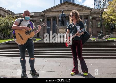 Melbourne, Australien. September 2020. Dellacoma Rio und ein anderer Protestler treffen sich, um vor der State Library in der Swanston Street Gitarre zu spielen, für einen Pop-up Anti-Maske und Anti-Lockdown-Protest heute Morgen um 11:30 Uhr in Melbourne Australia. Kredit: Michael Currie/Alamy Live Nachrichten Stockfoto