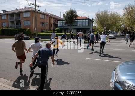 Melbourne, Australien. 19. September 2020. Demonstranten fliehen vor der Polizei über die Ormond Esplanade in der Nähe von Elwood Beach, nachdem Anti-Masken- und Anti-Lockdown-Proteste aus dem Elsternwick Park, Melbourne, Australien, gezogen waren. Kredit: Michael Currie/Alamy Live Nachrichten Stockfoto