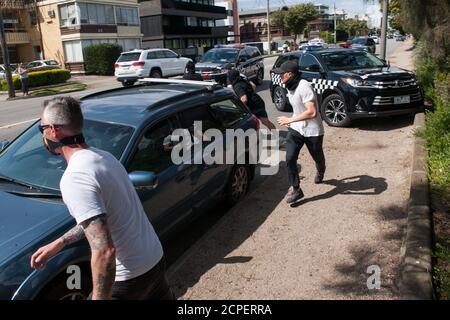 Melbourne, Australien. 19. September 2020. Demonstranten fliehen vor der Polizei über die Ormond Esplanade in der Nähe von Elwood Beach, nachdem Anti-Masken- und Anti-Lockdown-Proteste aus dem Elsternwick Park, Melbourne, Australien, gezogen waren. Kredit: Michael Currie/Alamy Live Nachrichten Stockfoto