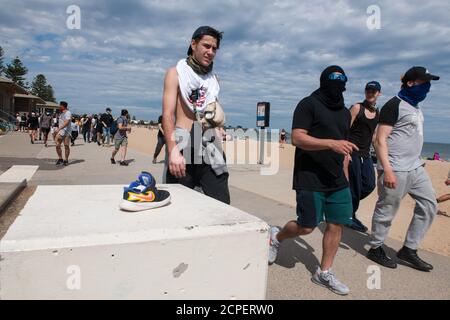 Melbourne, Australien. September 2020. Demonstranten laufen am Elwood Beach entlang, nachdem ein Katzen- und Mausspiel mit der Polizei durchgeführt wurde, nachdem ein Anti-Maske- und Anti-Lockdown-Protest aus dem Elsternwick Park, Melbourne, Australien, gezogen war. Kredit: Michael Currie/Alamy Live Nachrichten Stockfoto