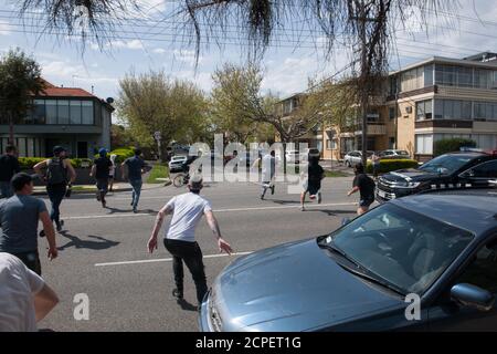 Melbourne, Australien. 19. September 2020. Demonstranten fliehen vor der Polizei über die Ormond Esplanade in der Nähe von Elwood Beach, nachdem Anti-Masken- und Anti-Lockdown-Proteste aus dem Elsternwick Park, Melbourne, Australien, gezogen waren. Kredit: Michael Currie/Alamy Live Nachrichten Stockfoto