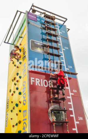 Kinder klettern einen sieben Meter hohen Turm gemalt, um wie ein Schiff an einem Port of Auckland Tag der offenen Tür aussehen. Auckland, Neuseeland, Januar 27 2019 Stockfoto