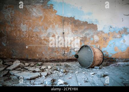 Glasbehälter und ein alter Demijohn, schmutziger und staubiger Raum in einem alten verlassenen Haus Stockfoto