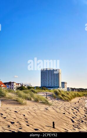 Hotel Neptun in den Dünen am Ostseestrand in Warnemünde. Stockfoto