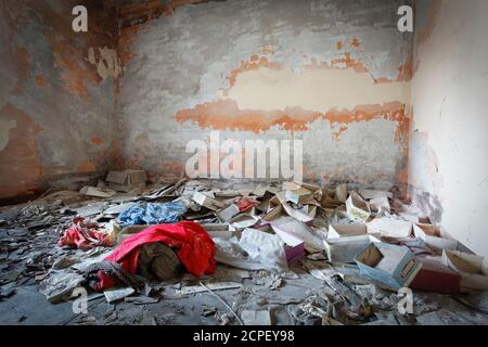 Haufen Zimt, Müll, alte verlassene Zimmer, Stockfoto