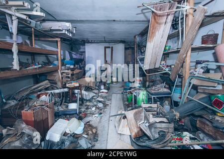 Haufen Zimt, Müll, alte verlassene Zimmer Stockfoto