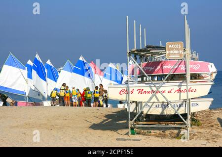 Briefing vor dem Start der Boote. Kinder Matrosen Schule, kleines Segelboot. Studenten des Club Nautique d'Antibes. Kleine Segelboote in der Bucht von Plage du Ponteil. Stockfoto