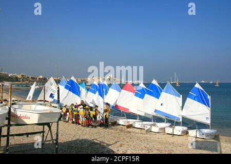 Briefing vor dem Start der Boote. Kinder Matrosen Schule, kleines Segelboot. Studenten des Club Nautique d'Antibes. Kleine Segelboote in der Bucht von Plage du Ponteil. Stockfoto