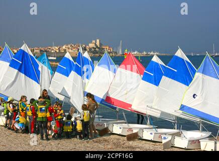 Briefing vor dem Start der Boote. Kinder Matrosen Schule, kleines Segelboot. Studenten des Club Nautique d'Antibes. Kleine Segelboote in der Bucht von Plage du Ponteil. Stockfoto