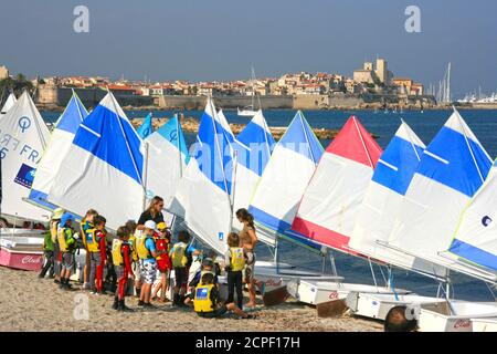 Briefing vor dem Start der Boote. Kinder Matrosen Schule, kleines Segelboot. Studenten des Club Nautique d'Antibes. Kleine Segelboote in der Bucht von Plage du Ponteil. Stockfoto