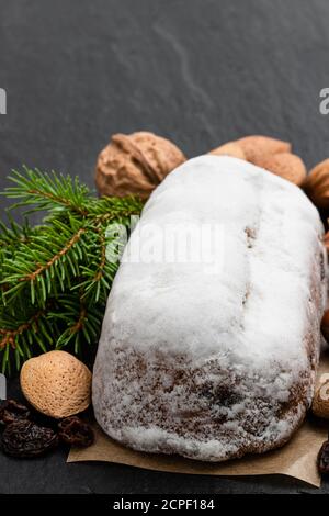 Traditionelle Stollen Obst Kuchen auf schwarzen Stein Tabelle Stockfoto