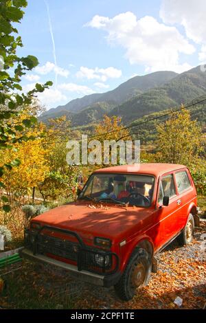 Verlassene alte Auto namens Niva im Garten. Stockfoto