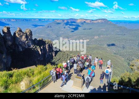 Touristen, die vom Queen Elizabeth Lookout am Echo Point einen wunderschönen Blick auf die Blue Mountains, Australien, genießen Stockfoto