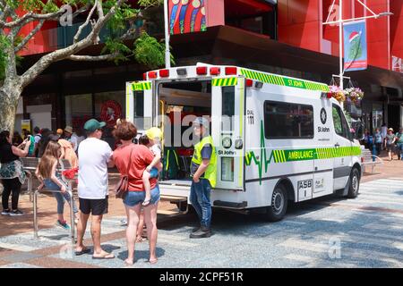 Eine St. John Ambulanz mit einem Sanitäter, der draußen steht. Fotografiert in Tauranga, Neuseeland. November 30 2019 Stockfoto