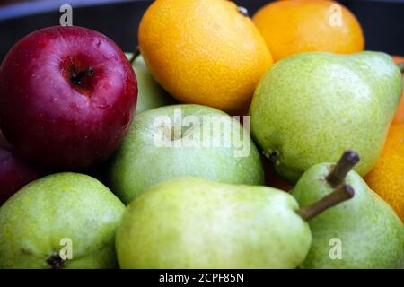 Äpfel, Orangen und Birnen Stockfoto