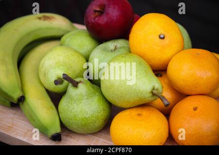 Äpfel, Orangen und Birnen Stockfoto