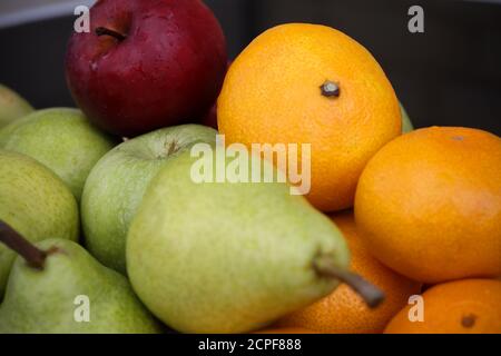 Äpfel, Orangen und Birnen Stockfoto