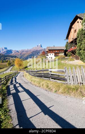 Typische Landschaft der Südtiroler in der Ortschaft Ciablun, La Valle/ Wengen Gadertal/Hocabtei, Dolomiten, Bozen, Südtirol, Italien, Europa Stockfoto