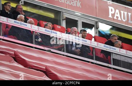 München, Deutschland. September 2020. Fußball: Bundesliga, Bayern München - FC Schalke 04, 1. Spieltag in der Allianz Arena. Uli Hoeneß (M), Ehrenpräsident des FC Bayern, Herbert Hainer (3. V.r.), Präsident des FC Bayern, Jochen Schneider (r), Sportdirektor des FC Schalke 04, sitzen auf der Tribüne. (To dpa: Bayern-Beamte ohne Distanz - Kahn: 'Reglementierungs-Einhaltung') Quelle: Matthias Balk/dpa/Alamy Live News Stockfoto