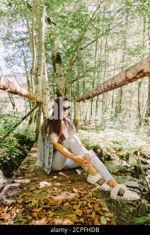 Frau entspannen im Herbstwald Stockfoto