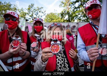 Potsdam, Deutschland. September 2020. Bei einer Demonstration der Gewerkschaft der Sozialversicherten vor Beginn der zweiten Tarifverhandlungsrunde im öffentlichen Sektor der Bundes- und Kommunalverwaltung halten Demonstranten Wecker. Quelle: Fabian Sommer/dpa/Alamy Live News Stockfoto