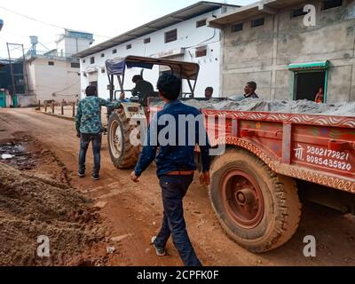 DISTRIKT KATNI, INDIEN - 18. JANUAR 2020: Indische Einheimische schieben Traktor für den Start auf der Straße. Stockfoto