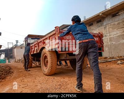 DISTRIKT KATNI, INDIEN - 18. JANUAR 2020: Indische Einheimische schieben Traktor für Startzwecke auf der Straße. Stockfoto