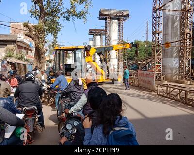 DISTRIKT KATNI, INDIEN - 18. JANUAR 2020: Indischer Straßenverkehr auf Transport während Überbrückungsbauarbeiten. Stockfoto