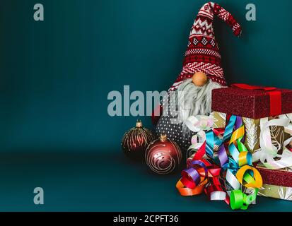 Weihnachtskonzept. Winter Zwerge, Geschenkboxen und Dekoration Stockfoto