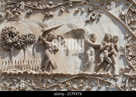 Adam & Eva aus Eden vertrieben, externes Flachrelief der Kathedrale von Orvieto, Italien Stockfoto