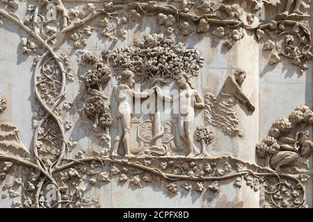 Adam & Eva im Garten Eden, äußeres Flachrelief der Kathedrale von Orvieto, Italien Stockfoto