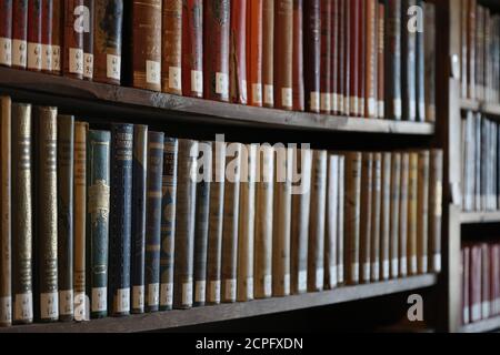 Alte Bücher auf einem Bücherregal Stockfoto