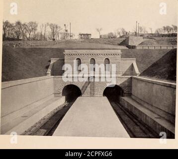 . Die New Yorker Verbesserung und Tunnelausbau der Pennsylvania Eisenbahn. Herausgegeben Oktober, 1910 . s, dessen Ziel in der Innenstadt von New York, kann sich dort und gehen über den Transfer-Plattform zu einem Elec-tric-Zug, der in die Kirche und Cort-landt Street Station der Hudson & ManhattanRailroad laufen wird. Diese Innenstadt-S-Bahn-Elektrozug startet von einer neuen Station auf Military Park, inNewark, von dort durch eine neue Brücke über den PassaicRiver in der Center Street, nach Harrison, wo Passanten können zu Zügen für die Pennsylvania Sta-tion Uptown, oder weiter nach je Stockfoto