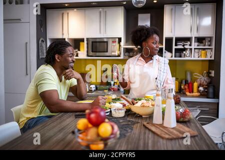 Afro-amerikanisches Paar in Küche essen Stockfoto