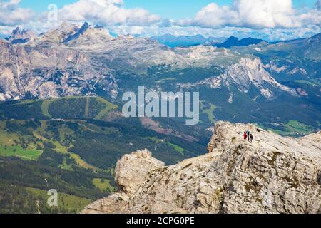 Wanderer und erstaunliches Panorama in den italienischen Alpen Stockfoto