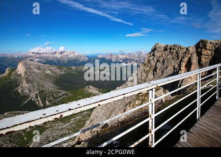 Landschaft der italienischen Alpen von Rifugio Lagazuoi Stockfoto