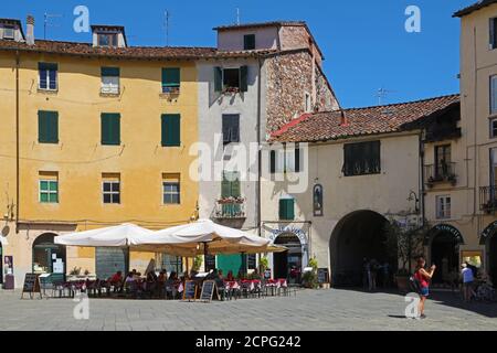 Restaurant in Piazza Anfiteatro, Lucca, Italien Stockfoto