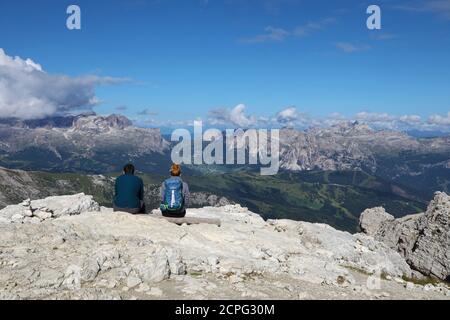 Junges Paar, das ein wunderbares Panorama in den italienischen Alpen bewundert Stockfoto