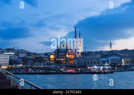 Türkei, Istanbul, Bosporus, Fähre Üsküdar-Eminönü (von Asien nach Europa), blaue Stunde Stockfoto