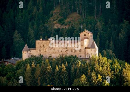 Luftaufnahme des antiken Schlosses Naudersberg im österreichischen Tirol, nahe der Grenze zu Italien, Nauders, Österreich Stockfoto