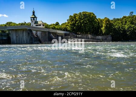 Das Hochablass-Wehr am Lech in Augsburg (Bayern, Deutschland) Stockfoto