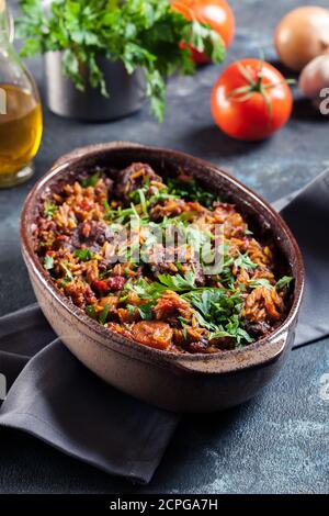 Giouvetsi - griechisches Rindfleisch und Orzo-Eintopf. Balkanische Küche Stockfoto